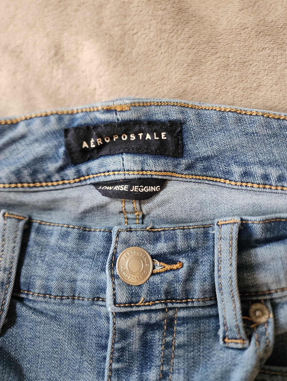 Aéropostale Low Rise Jegging Jeans | 4 | Distressed - Picture 6 of 9